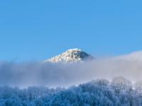 Riesenberg über Nebelschwaden bei Sonnenaufgang